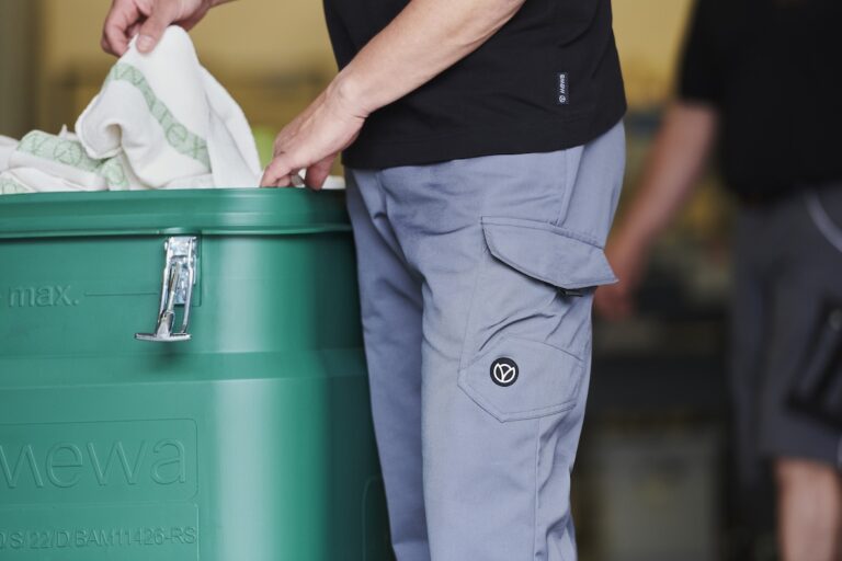 Bezpečnosť v rámci služby s komplexným servisom: so svojím systémom SaCon nastavuje MEWA štandardy v preprave opakovane použiteľných utierok
